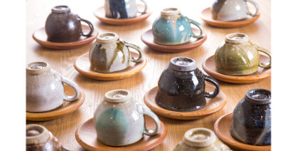 「東福寺窯」で焼かれたカップ。お好みのコーヒーカップをお選びいただけます。